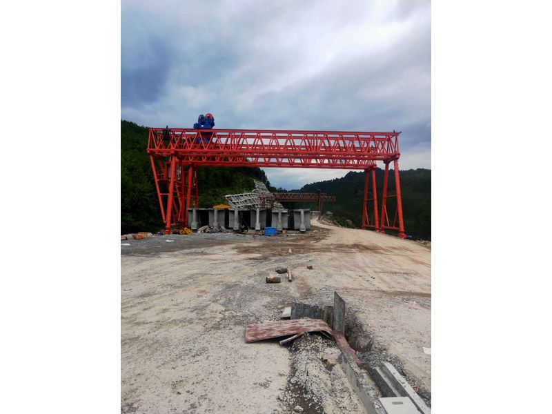 重庆汇森路桥工程建设有限公司，巴万高速三标项目部采购高远重型MG100/10-24m-9m龙门吊两台，设备发货出厂