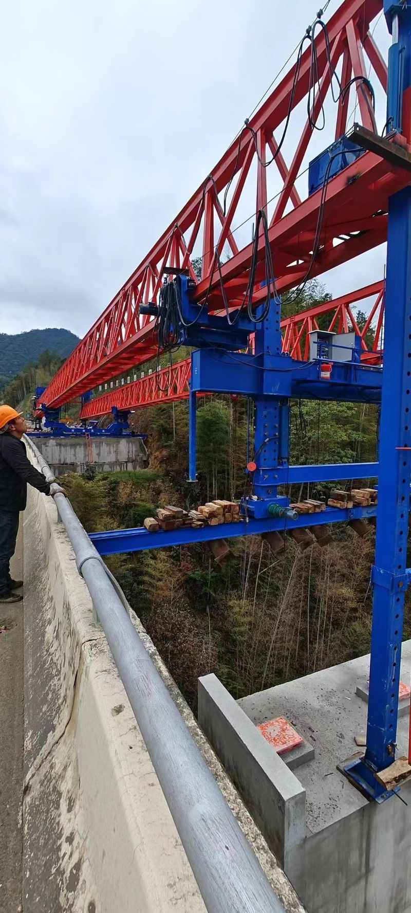 GYLQ220T-40M自平衡过跨架桥机