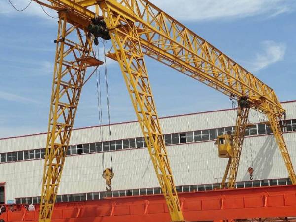 龙门吊作业中如何保证轨道的清洁和平整?